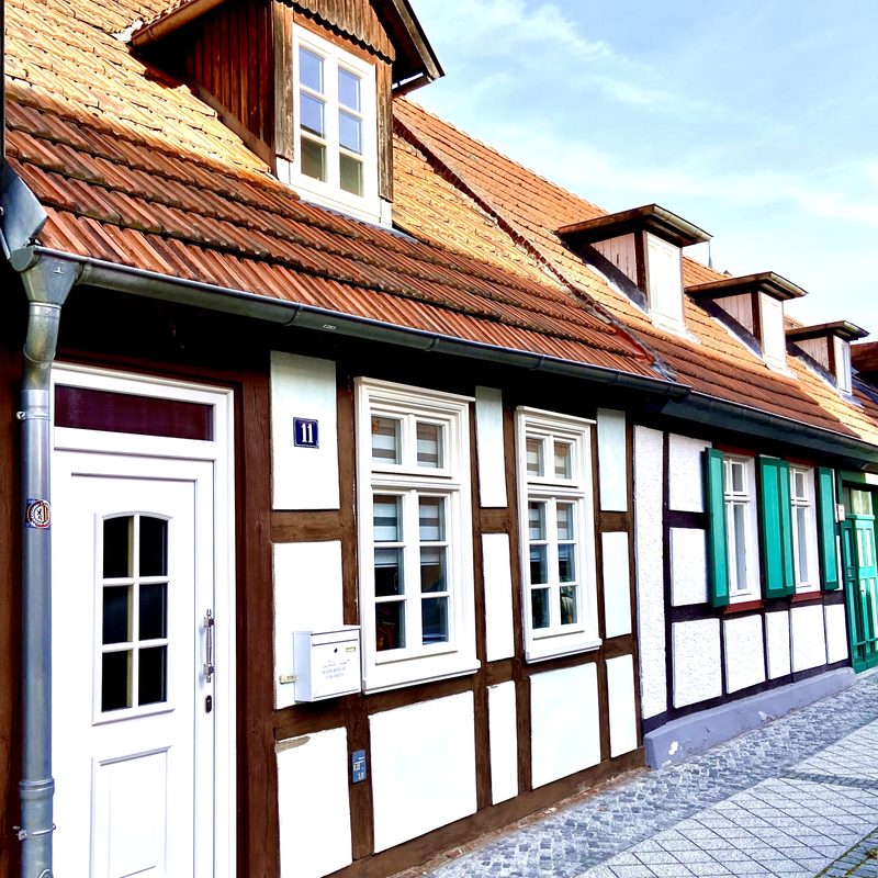 Unser Ferienhaus in der Deichstraße in Stendal

Mitten in der City, nur ein paar Gehminuten vom Marktplatz entfernt, befindet sich unser uns liebgewonnenes Fachwerkhaus, was wir nun mit Gästen aus aller Welt teilen wollen. 