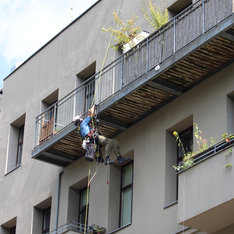  Industriekletterer an hohem Balkon