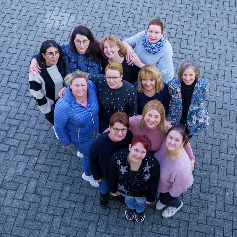 Teamfoto aus der Vogelperspektive, alle lächeln