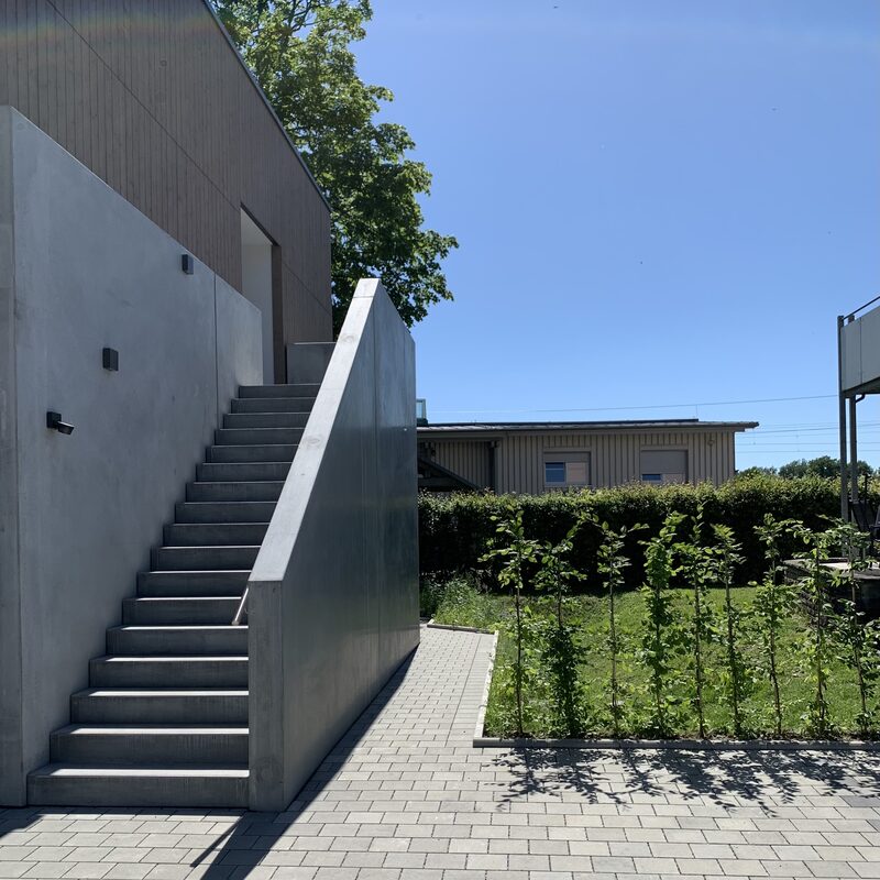 Unser Büro befindet sich
im OG. Rechts neben der Treppe steht Ihnen ein Parkplatz zur Verfügung.