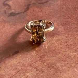 Handgerefertigter Ring mit großem Diamant