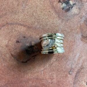 Handgerefertigter Ring mit mehreren  Diamanten