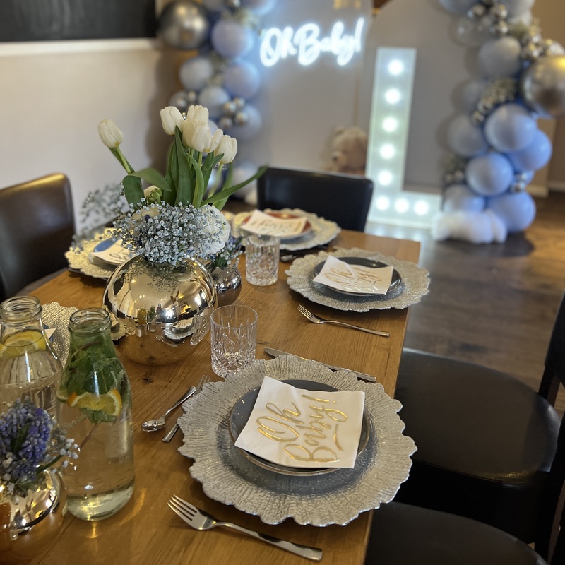 Setup Babyparty - Stellwand groß und klein mit Ballondeko I Leuchtbuchstabe, Tischdeko und Blumendekoration