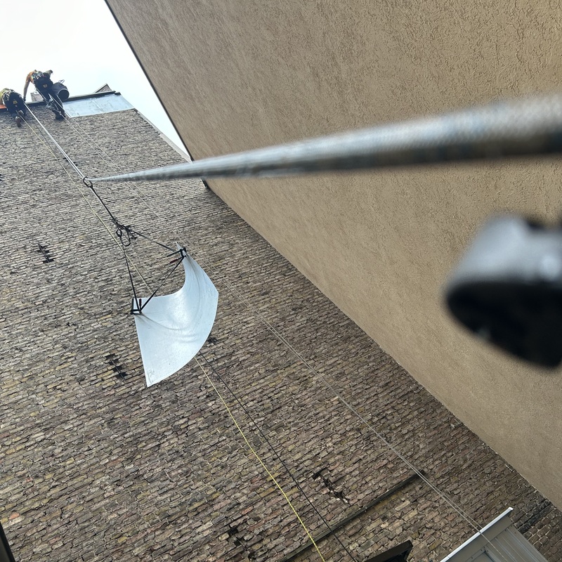 Materialtransport per Seil an Hauswand