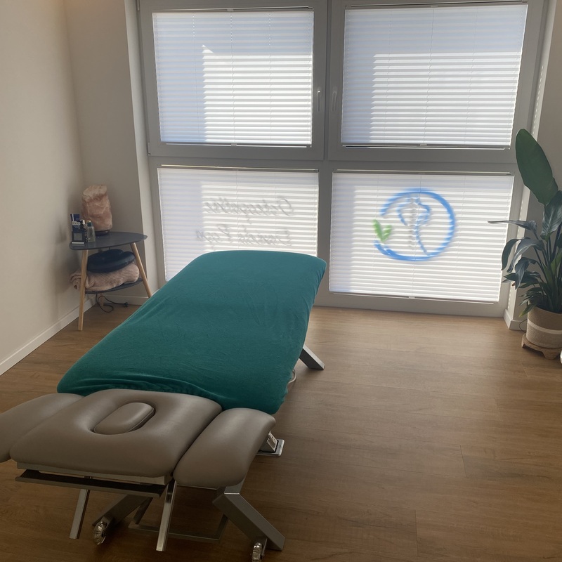 Leerer Behandlungsraum mit Liege