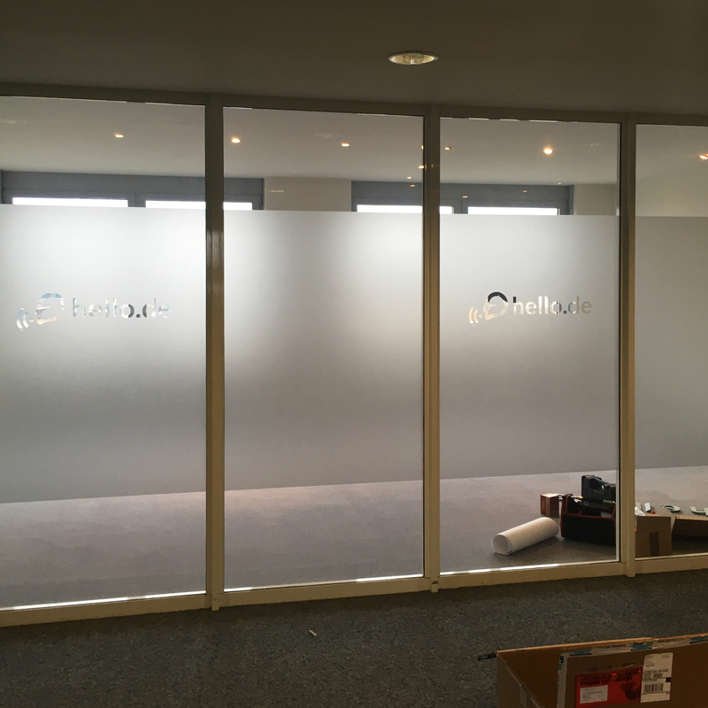 Matter Glasdekor mit Slogan