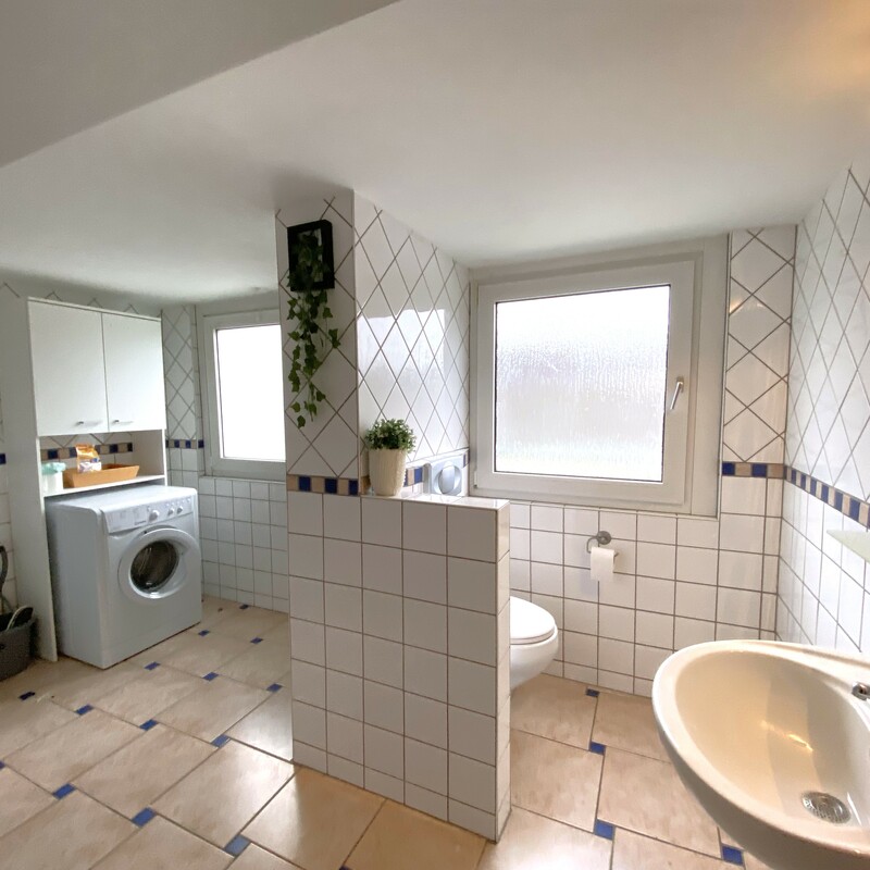 Badezimmer mit Eckwanne