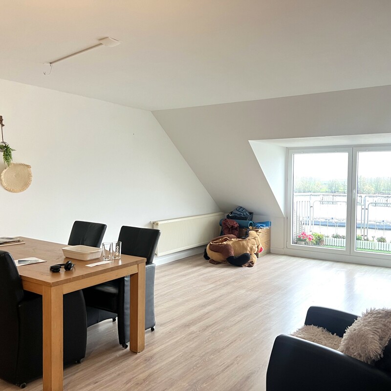 Wohnzimmer mit Balkonzugang