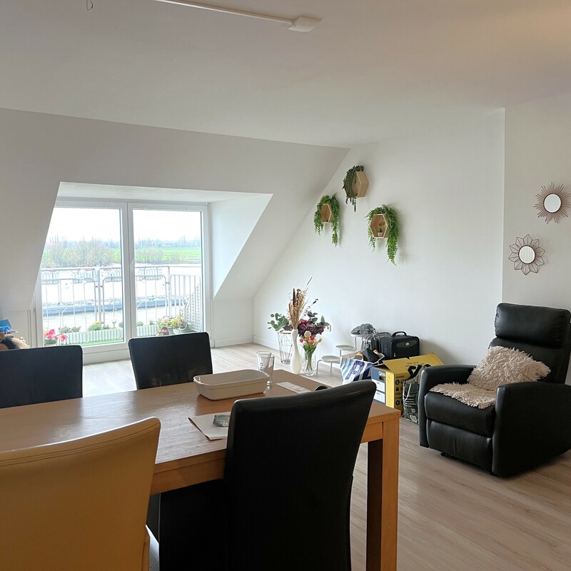 Wohnzimmer mit Balkonzugang