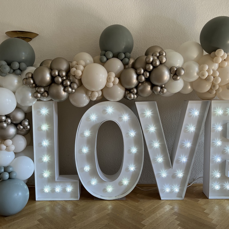 XXL Leuchtbuchstaben Love mieten - Hochzeitsdeko