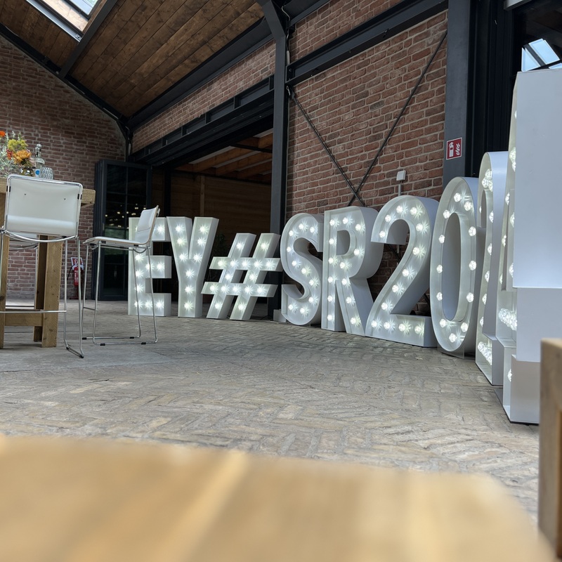 XXL Leuchtbuchstaben und Leuchtzahlen für ihre Firmfeier mieten