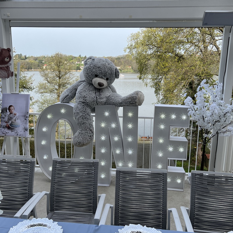 XXL Leuchtbuchstaben mieten für ihre Babyparty oder 1. Geburtstag