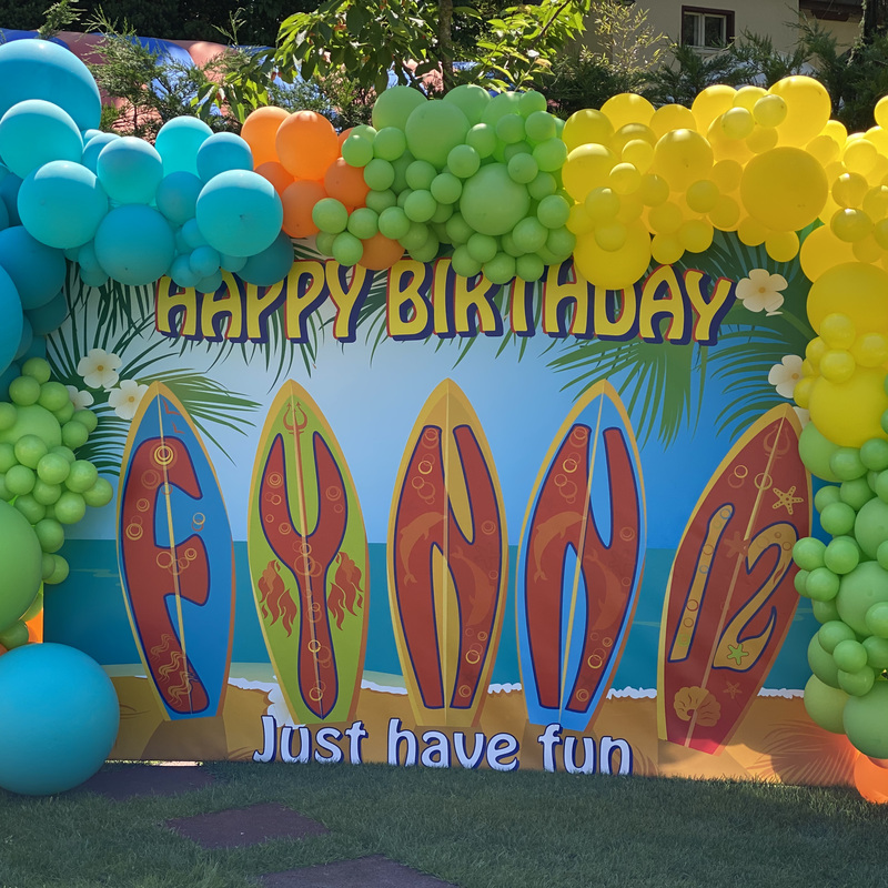 Setup mit Stellwand / Logodruck und Ballondeko