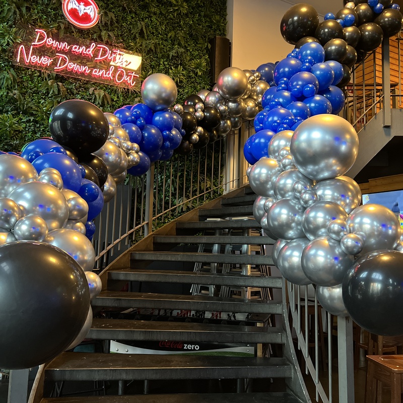 Ballongirlanden Orangic als Evendeko der Treppe