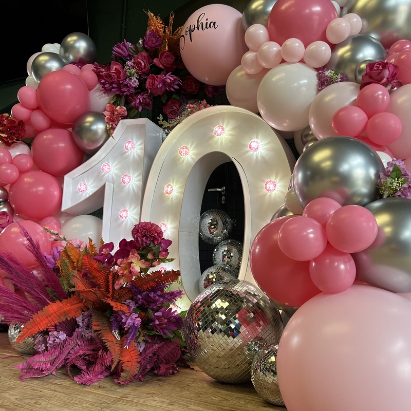 XXL Leuchtzahl mieten mit Ballondekoration und Blumen I Eventdeko Berlin
