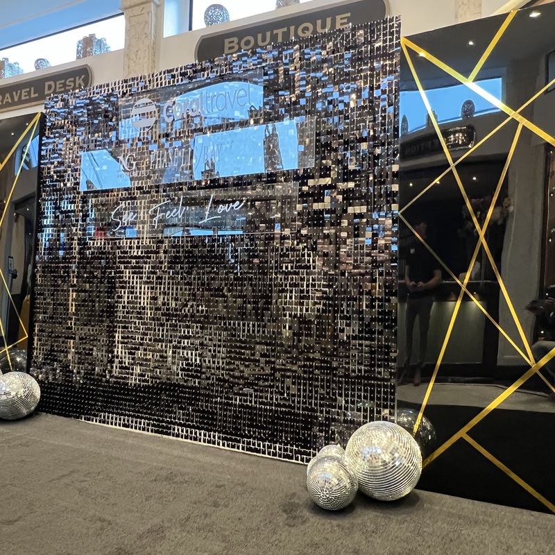 Shimmwall als Markenbranding, Logodruck, Hochglanz Elemente, Teppich und Deko. Breite 4,50m Event Düsseldorf