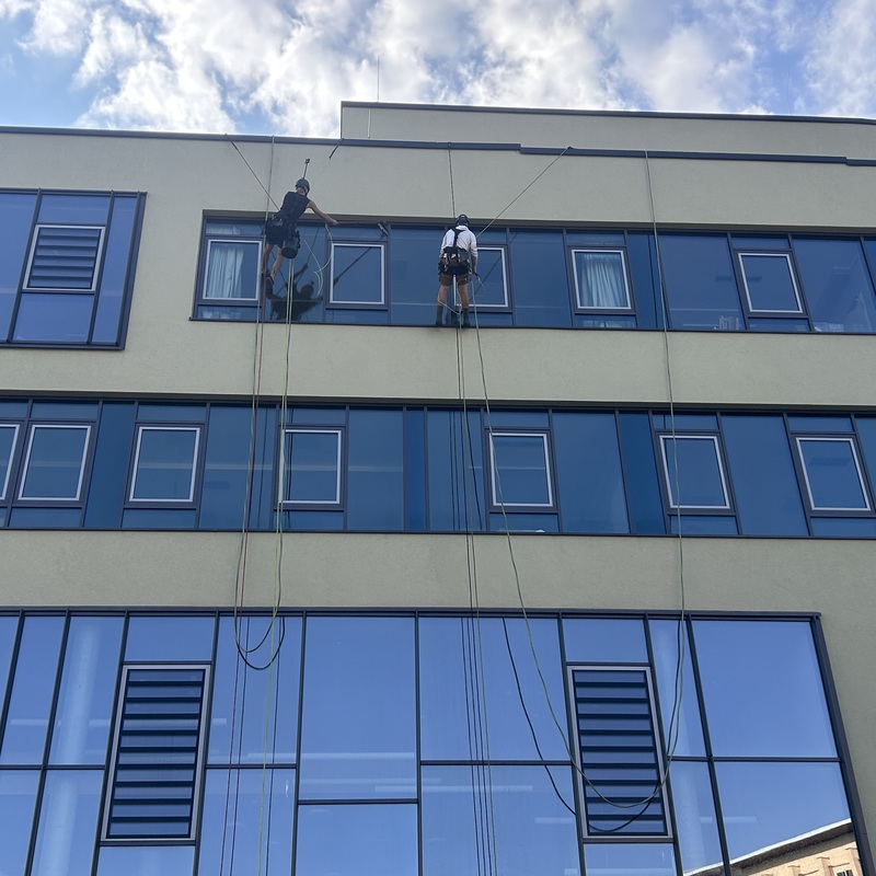 Fensterreinigung mittels Osmose-Technik und Seilzugangs- und Positionierungstechnik (SZP)