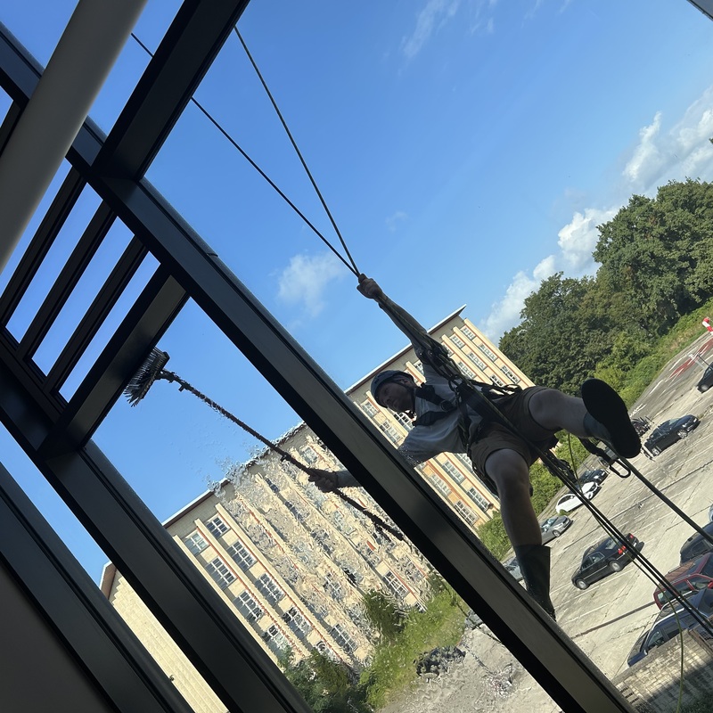 Fensterreinigung mittels Osmose-Technik und Seilzugangs- und Positionierungstechnik (SZP)