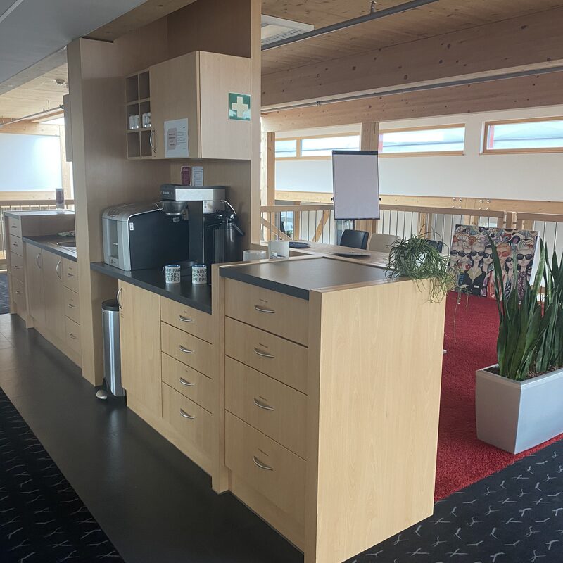 Offene Büroküche mit Kaffeemaschine und Spüle