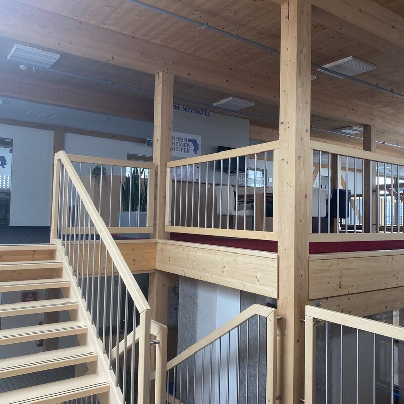 Offene Büroetage mit Holztreppe und Sitzbereich