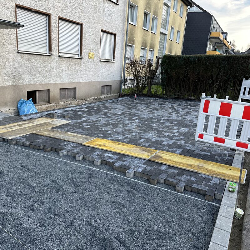 Fertiggestellte gepflasterte Parkfläche