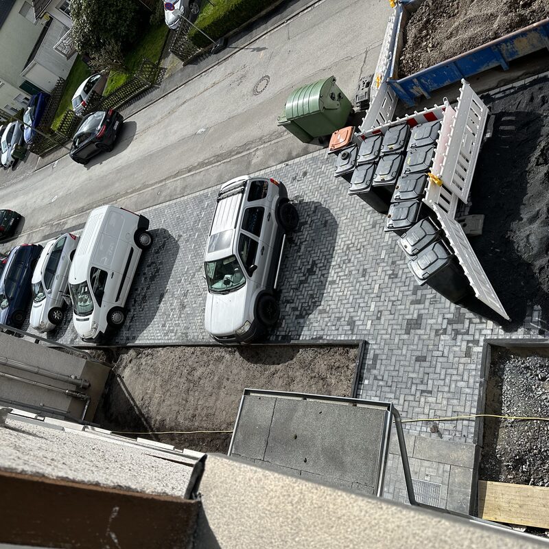 Bauvorbereitung auf Straße mit Schotterbett