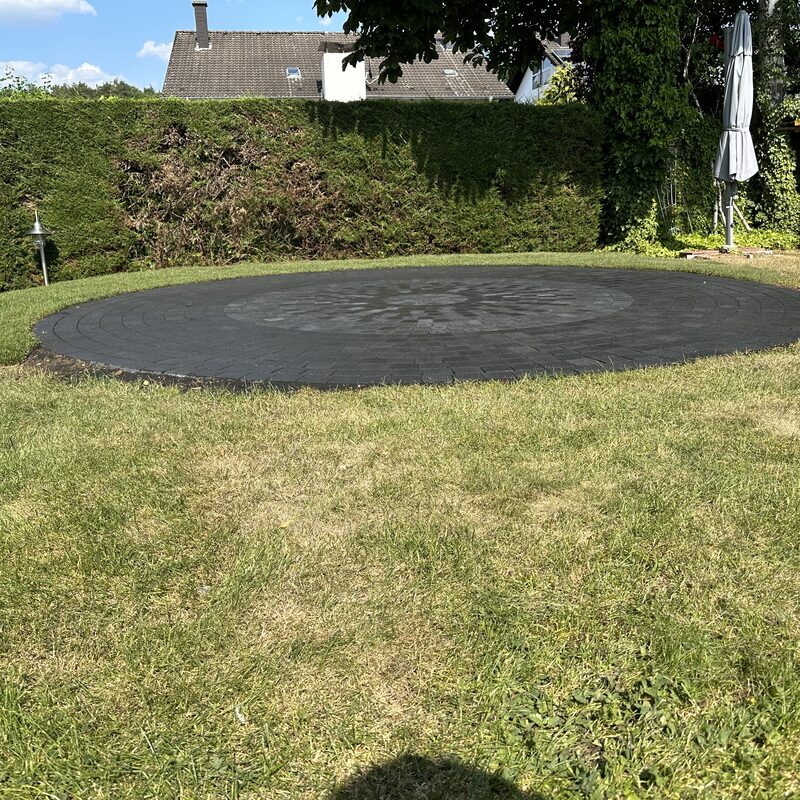 Frisch angelegter runder Rasenplatz