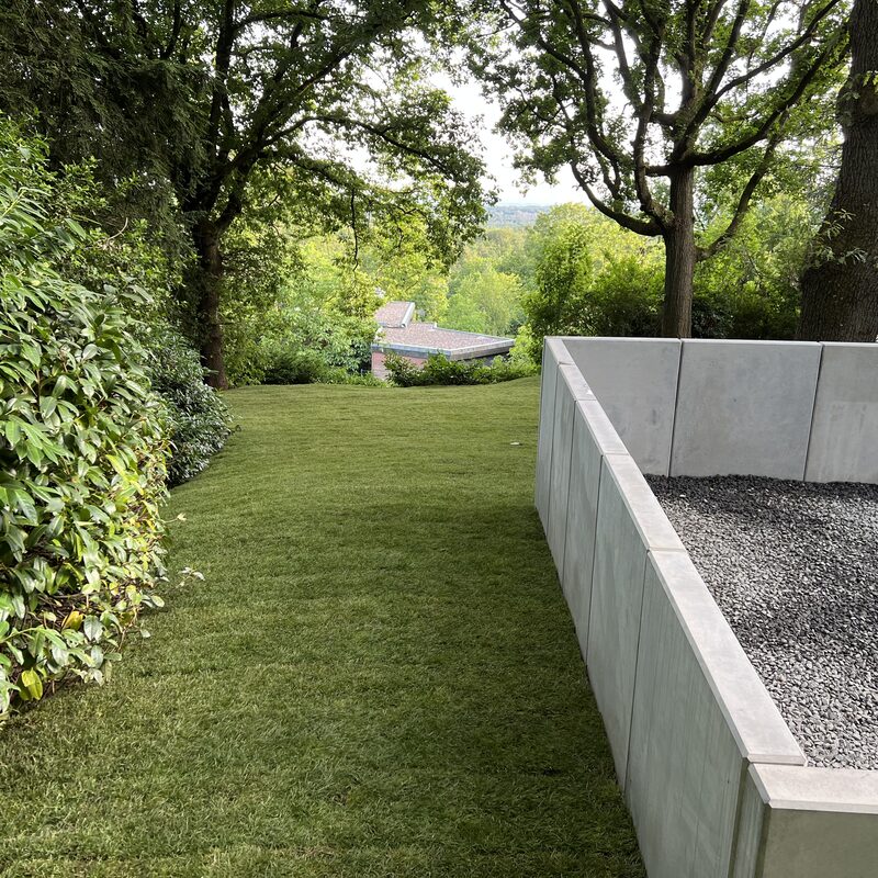 Treppe mit Hochbeeten in minimalistischem Design