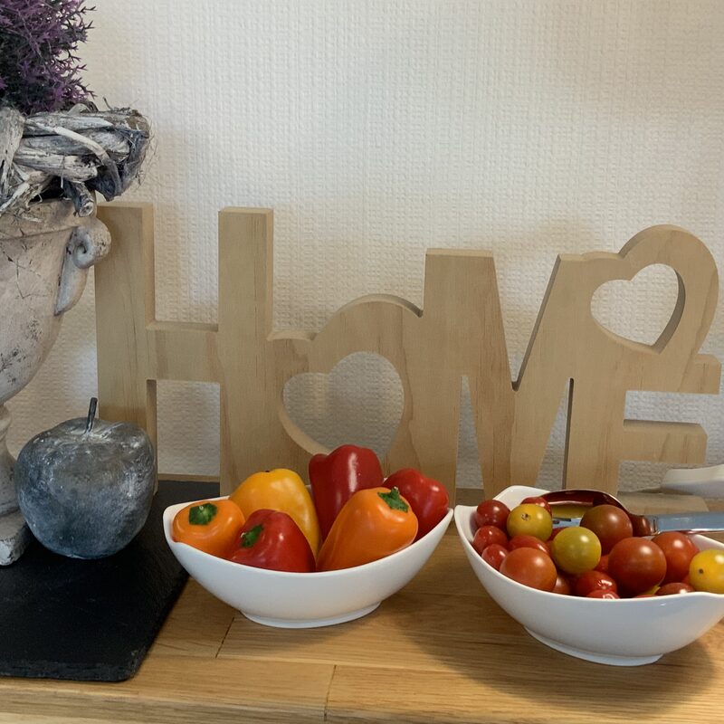 Paprika und Tomaten mit Holzdeko "Home"