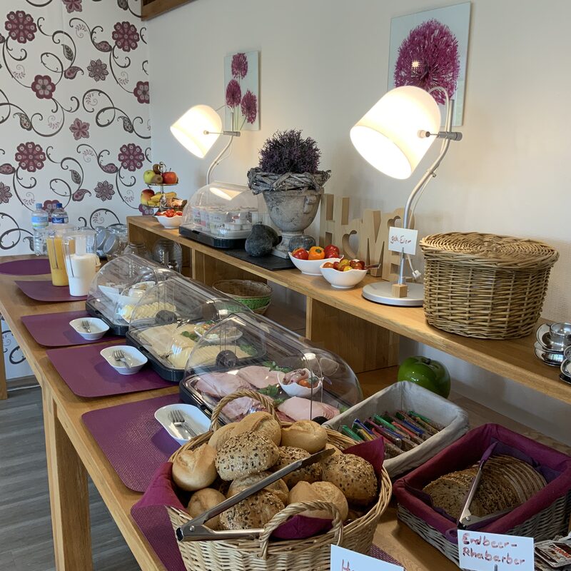 Frühstücksbuffet mit Brötchen, Käse und Aufschnitt