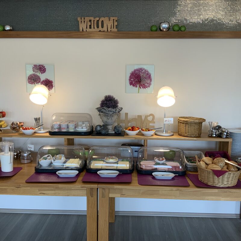 Frühstücksbuffet mit Auswahl an Speisen