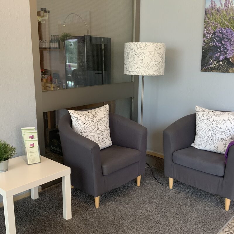 Sitzecke mit Lavendelbild