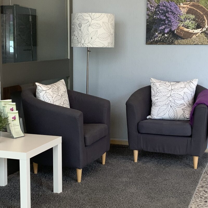 Zwei Sessel mit Tisch und Lampe