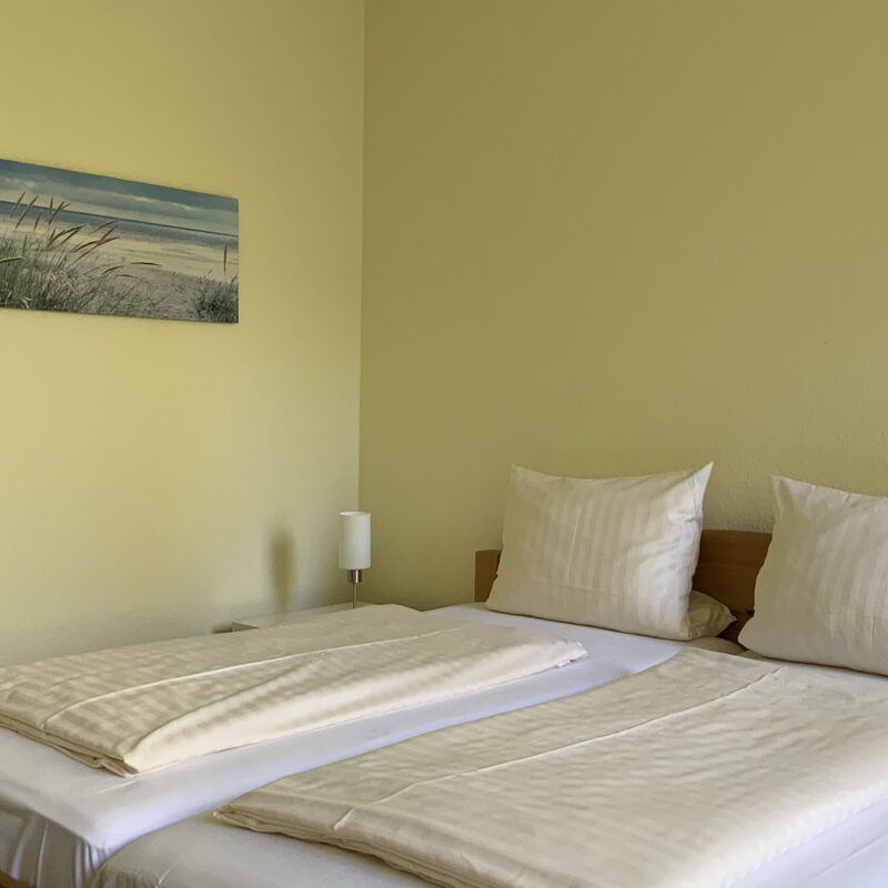 Doppelbett mit Küstenbild