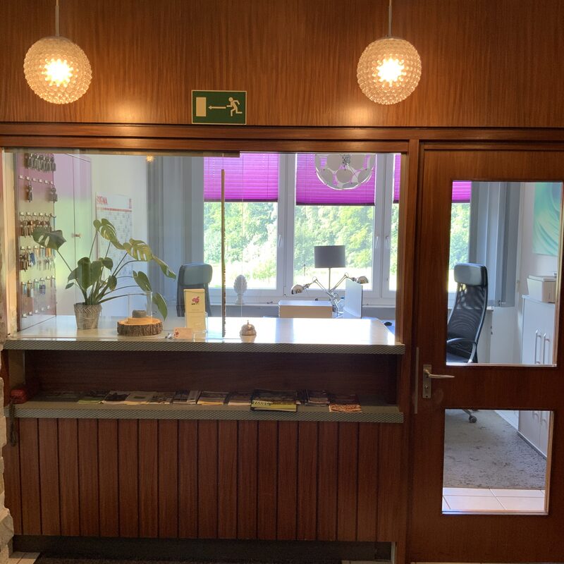 Hotelrezeption mit Theke und Beleuchtung