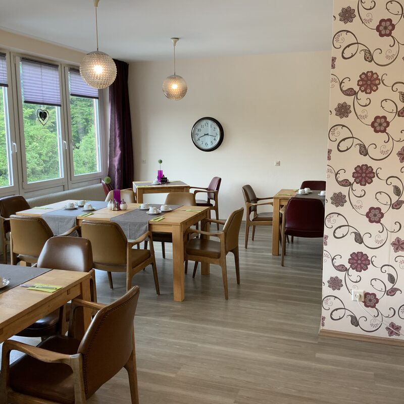 Speiseraum mit gedeckten Tischen