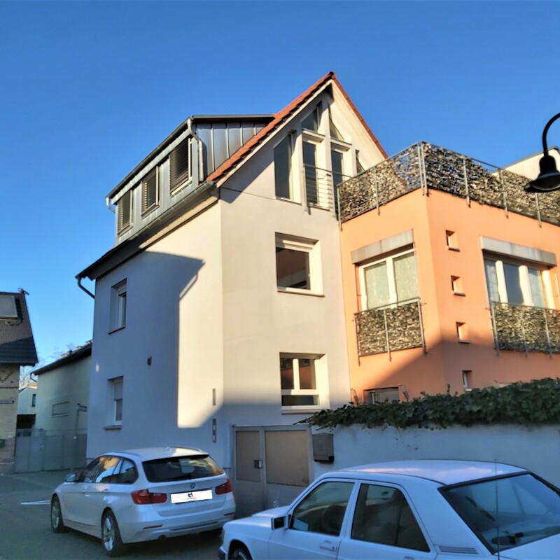 Modernisiertes Einfamilienhaus mit Balkon und Stellplätzen