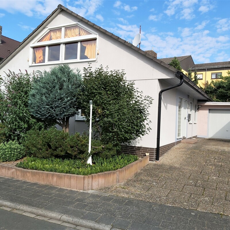 Bungalow mit großer Einfahrt, Garage und gepflegtem Vorgarten