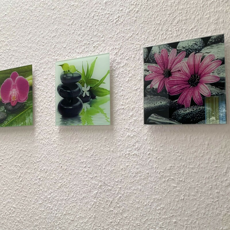 Bilderreihe an der Wand der Praxis Roma Jagielski & Kamila Gulewicz