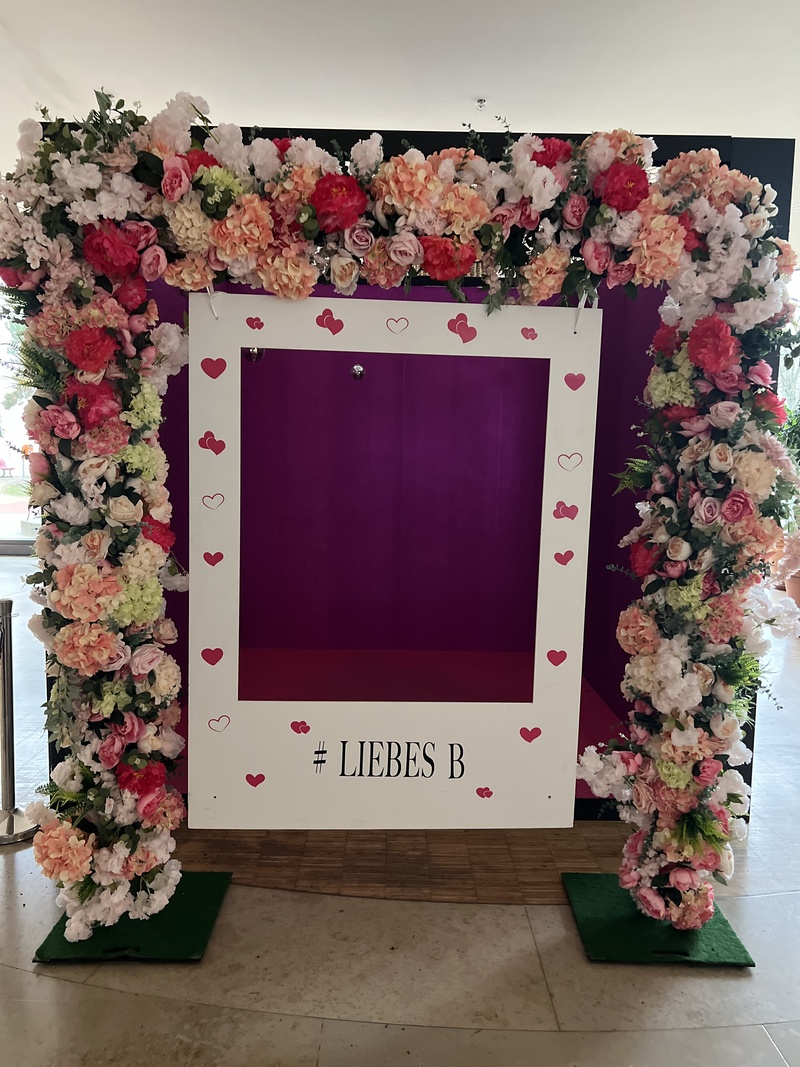 Blumengestell mit Polaroidgestell als Fotohintergrund - Eventdeko