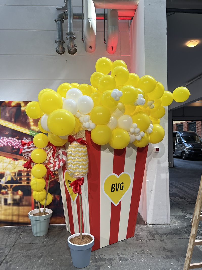 Ballondekoration für eine XXL Popcorn-Tüte