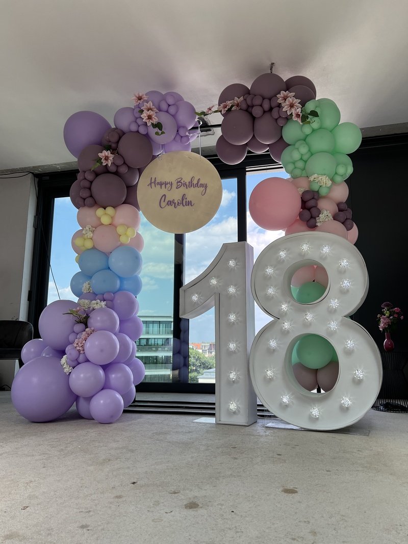 Ballondekoration mit Blumen und XXL Leuchtzahl - Eventdesign Berlin / Dekoverleih