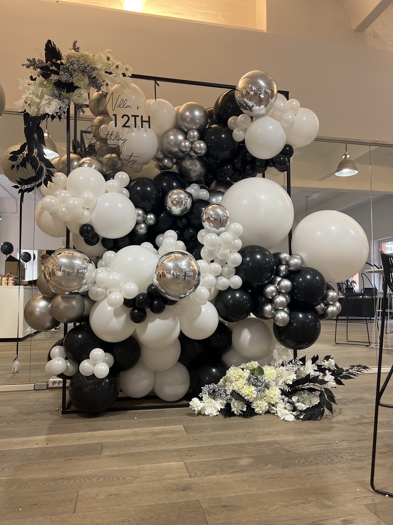 Ballonwand mit Gestell in XXL mit Blumendekoration - Eventdeko Berlin
