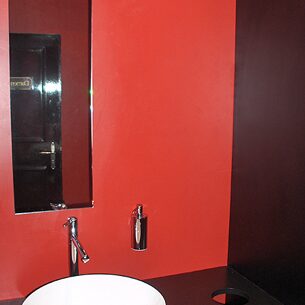 Modernes Bad mit roter Wandgestaltung