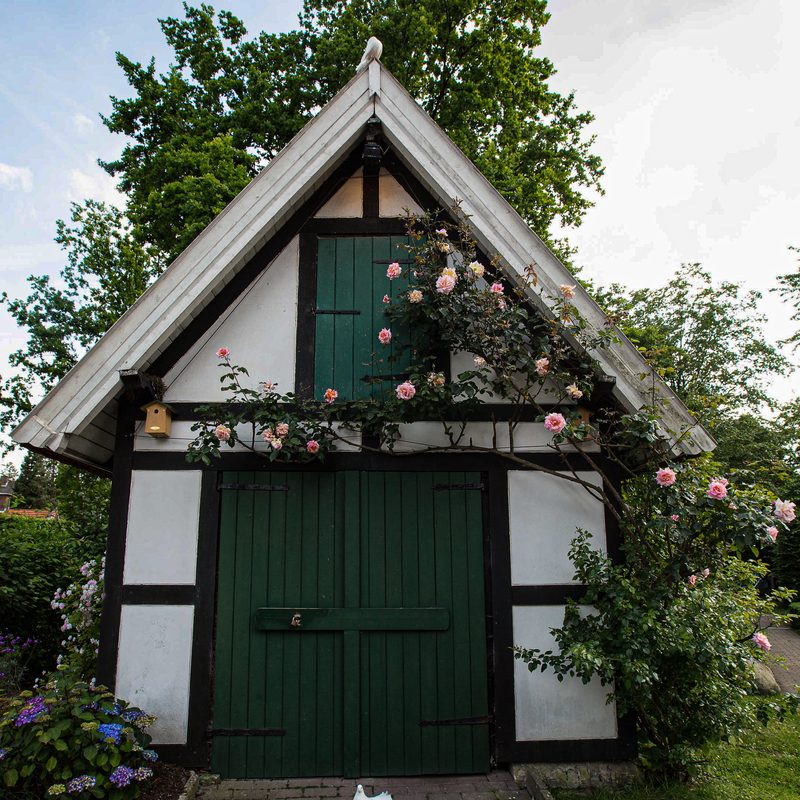 ein Taubenschlag ziert den Eingang