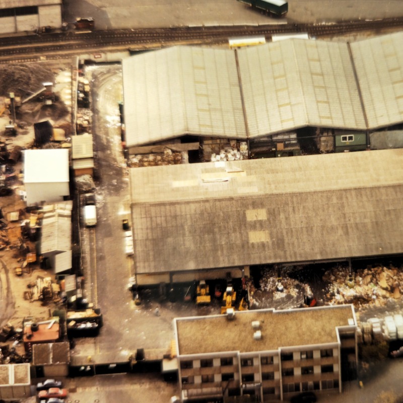  Luftbild des Trapp-Betriebsgeländes mit Lagerhallen, ca. 1980er