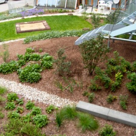 Humboldtring Dachbegrünung mit Entwässerungsrinne aus Naturstein