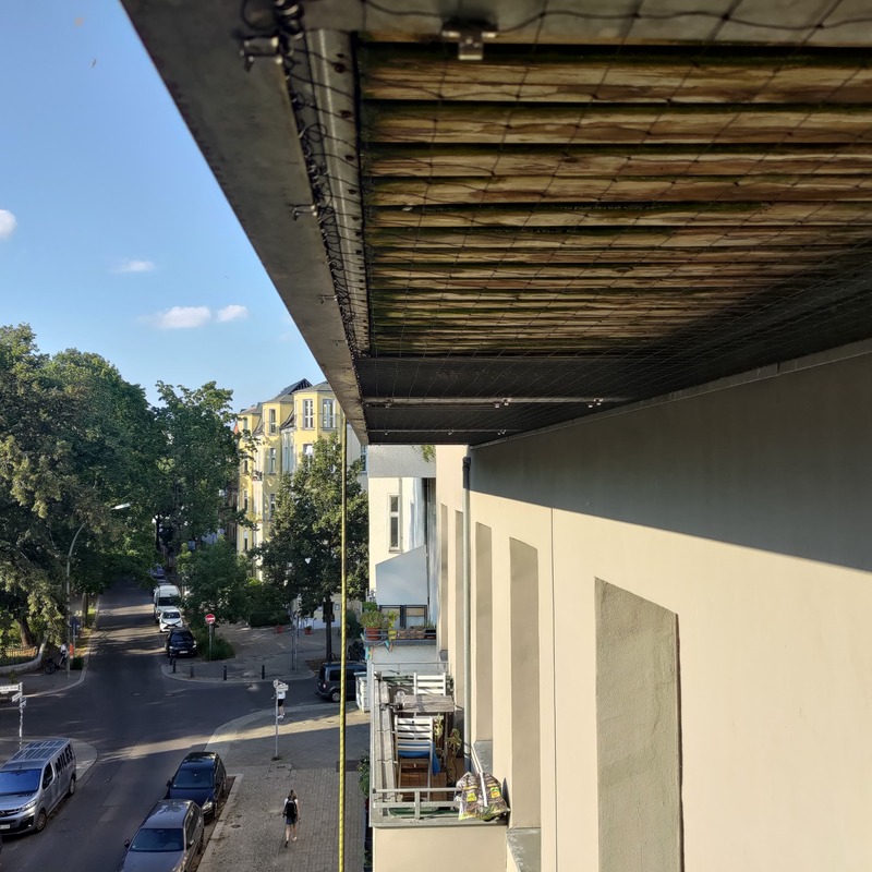 Balkonkante mit montiertem Netz