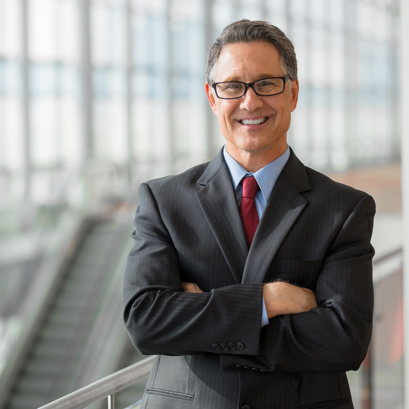 Mann im Anzug mit Brille