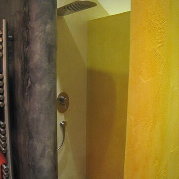 Farbige Dusche mit Strukturwänden